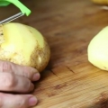 Cuocere le patate al forno
