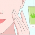 Usando il gel di aloe vera sul viso