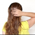 Applicare l'olio di mandorle sui capelli