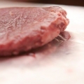 Cuocere la bistecca in una casseruola