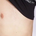 Mettere lo spray per il corpo