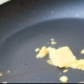 Prepara la salsa ai funghi
