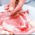 Controllare se una bistecca è cotta con il finger test