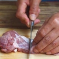 Controlla se la carne di maiale è cotta