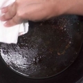 Pulizia di una padella di ghisa bruciata