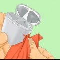Pulizia di una custodia per airpods