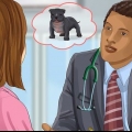 Dare da mangiare a un cucciolo di bullo americano