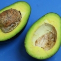 Mangiare un avocado