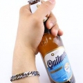 Aprire una bottiglia di birra con una chiave