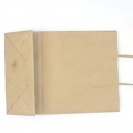 Copri un libro con un sacchetto di carta