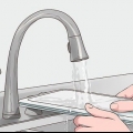 Pulizia di una brocca con filtro dell'acqua brita