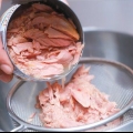 Fare un panino con insalata di tonno