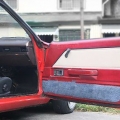 Rimozione di un pannello della portiera da un'auto