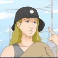 Indossando un cappello a secchiello