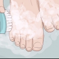 Utilizzando un peeling esfoliante per i piedi