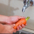 Preparazione di un arrosto in una pentola di coccio