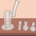 Pulizia di un bong di vetro