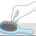 Pulizia di una spazzola per capelli