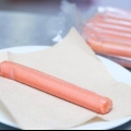 Riscalda un hot dog nel microonde