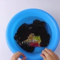 Allungando una maglietta di cotone