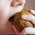 Mangiare un kiwi