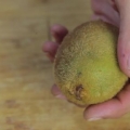 Sbucciare un kiwi