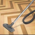 Pulizia di un pavimento in linoleum