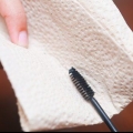 Pulizia di una spazzola per mascara
