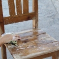 Dipingere una vecchia sedia di legno