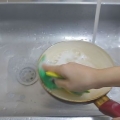 Pulire una padella con un rivestimento antiaderente