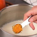 Preparare un caffellatte alle spezie di zucca