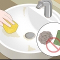 Pulizia e lucidatura di un lavello in porcellana