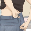 Prendendo i jeans per la vita