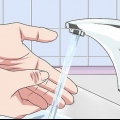 Eseguire un'analisi delle urine con una striscia reattiva