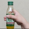 Cancellare un orecchio ostruito con olio d'oliva