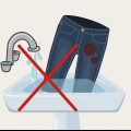 Come rimuovere una macchia dai jeans