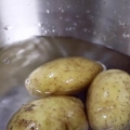 Fare le patatine fritte in una friggitrice