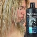 Accentua i capelli mossi