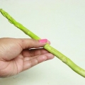 Sbollentare gli asparagi verdi