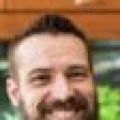 Preparare frutta e verdura per nutrire i pesci rossi