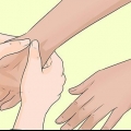 Massaggiare le mani