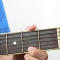 Suonare l'accordo bm su una chitarra