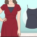 Coprendo la scollatura su un vestito pulito