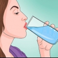 Fare il suono di una goccia d'acqua con la bocca