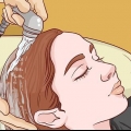 Tagliare i capelli a una ragazza