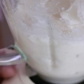 Fare il gelato con il latte in un frullatore