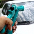 Pulizia dell'auto con prodotti per la casa