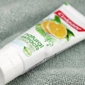 Pulisci il viso con il dentifricio