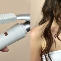 Arriccia i capelli con un ferro arricciacapelli