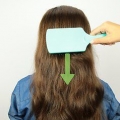 Alza i capelli con una molletta